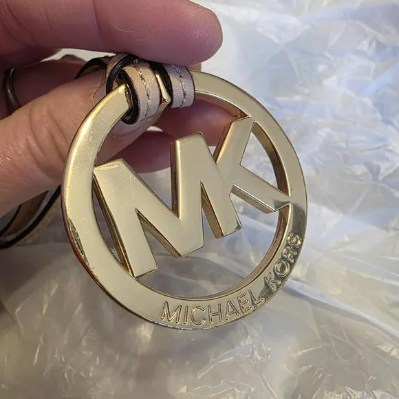 Michael Kors MK logo bag charm with a beige leather strap - Picture 2 of 9